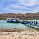 Visszaépítették a mobil stéget, már nem kell a turistáknak nyakig elmerülve partra evickélniük Kréta egyik legszebb strandján – videó