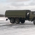 Ki mondta, hogy egy hatkerekűvel ne lehetne driftelni? Videó