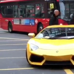 Videó: kifogyott a benzin a Lamborghiniből, úgy kellett arrébb tolni a kereszteződésben