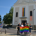 Szivárványos zászlót tűztek egy linzi katolikus templomra - egyházi engedéllyel