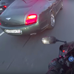 Azt hitte az orosz Bentley utasa, hogy bármit megtehet, de a motoros helyretette – videó