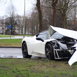 Túlvállalhatta magát a sofőr, fának csattant a Ferrari 458 Italia