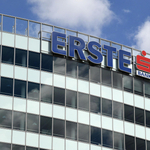 Extra pénzt és előrehozott béremelést ad dolgozóinak az Erste Bank