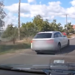 Pont a zebrán előzte a rendőröket egy autós – videó