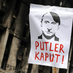 Egy szibériai bíróság betiltott több weboldalt, mert azokon Putyint Hitlerhez hasonlító képek voltak