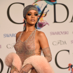 Fotó: Rihanna lett az év stílusikonja, úgyhogy nem takarta el melleit