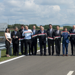 Tizennyolc politikus, közéleti személyiség és üzletember adta át a 19 kilométeres útszakaszt Eger közelében