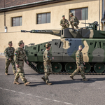 Vasárnap a Hősök terén bárki megnézheti a honvédség új tankjait