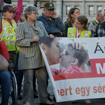 Az ápolási díj azonnali emeléséért tüntettek a Kossuth téren – fotók