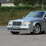 Öltöny és bokszkesztyű: meghajtottuk az első négyajtós Porschét, a legendás Mercedes E 500-at