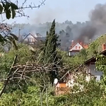 Három ház leégett Pécsen a mecseki tűzvészben, 120 tűzoltó oltja a lángokat