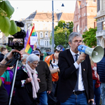 Ismét tüntetett a Ferenciek terén Hadházy Ákos, majd a tömeggel a Külügyminisztériumhoz vonult, és volt, akivel még a Honvédelmi Minisztériumhoz is átgyalogolt
