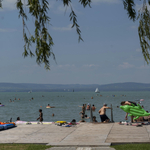 Lebeszéltek a családi belépőről egy szivárványcsaládot egy balatoni strandon, a polgármester szerint nem történt diszkrimináció