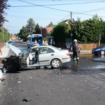 Szökőkút lett a tűzcsapból két autó csattanása után a XVI. kerületben – videó