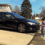 Vajon megáll a Tesla önvezető módban, ha egy gyerek lép elé? – videó