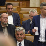 Kiment a mosdóba, majd távozott a Jobbik frakciójából