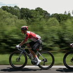 Kaotikus befutó a Tour de France-on: 65 km/h-val ugratták át az egyik földre eső versenyzőt