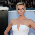 Charlize Theron hétéves gyermeke transznemű