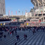 Szurkolói balhé miatt szakadt félbe az Ajax mérkőzése, lovas rendőröket is be kellett vetni – videó