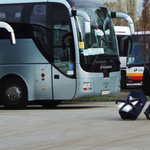 Büntetőfékező jegyellenőrök miatt nyomott satuféket egy távolsági busz sofőrje