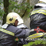 Videó: A tűzoltók hoztak le egy pórul járt mászót a Róka-hegyről