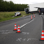 Fotók: Szörnyethalt a 31 éves férfi Sárvárnál, ennyi maradt az autójából