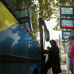 Egy kijelzőn látható, mikor jön a busz, a vonat és a hajó - fotók