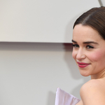 Emilia Clarke majdnem elütötte egy Ladával Samuel L. Jacksont