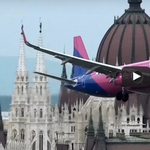 Már videó is van arról, ahogy a Wizz Air gépe alacsonyan húz át Budapest fölött