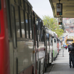 Távolsági buszon randalírozott a félmeztelen férfi és élettársa - itt a vádemelés