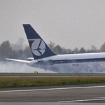 Videó: így száll le futómű nélkül, 231 emberrel egy Boeing-óriásgép