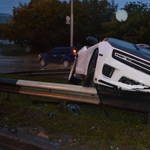 Szalagkorláton állt meg egy Chevrolet Camaro SS