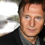 Baj van: Liam Neeson is eladta lakását