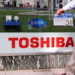 A Toshiba is feldarabolja önmagát