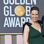 48 évesen szült ikreket Hilary Swank