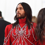 Szürreális pöffeszkedés: Jared Leto két fejjel, Katy Perry csillárként jelent meg az idei Met-gálán