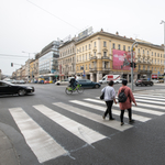 Szokatlanul működő lámpa zavarja meg a közlekedőket a Blaha Lujza téren