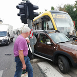 Oldalba kapta a Daciát a villamos - ezért lett gáz a fonódó vonalán