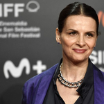 Juliette Binoche a kamera előtt vágja le a haját az iráni nők iránti szolidaritásból