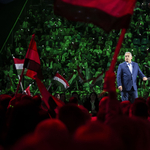 Zászló, zászló, ököl: mikor csap át valódi erőszakba a végsőkig pörgetett szájkarate?