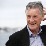 Első fellépésén leesett a színpadról, a Monty Pythonban viszont egy világot nevettetett meg – 80 éves Michael Palin