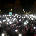 Több tízezren gyűltek össze tüntetni a Kossuth téren