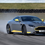 Ma már ilyet máshol nem nagyon adnak, manuális váltóval is van Aston Martin V12-es Vantage