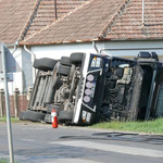 Fotók: 23 ezer liter körömlakk alapanyaggal borult fel egy kamion