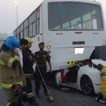 Busz alá fúródott egy Ferrari, túlélte a sofőr