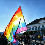 Felzúgott a Sándor-palota előtti tüntetésen a „Ne írd alá, János!”