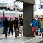 Több száz menekült vonatozott délelőtt Salzburgból Németországba