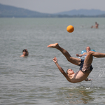 Tizenegy embert mentettek ki a Balatonból szombaton