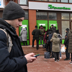 Óriási sorok a bankautomaták előtt Ukrajnában