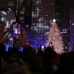 Felkapcsolták a Rockefeller Center 12 tonnás karácsonyfájának fényeit